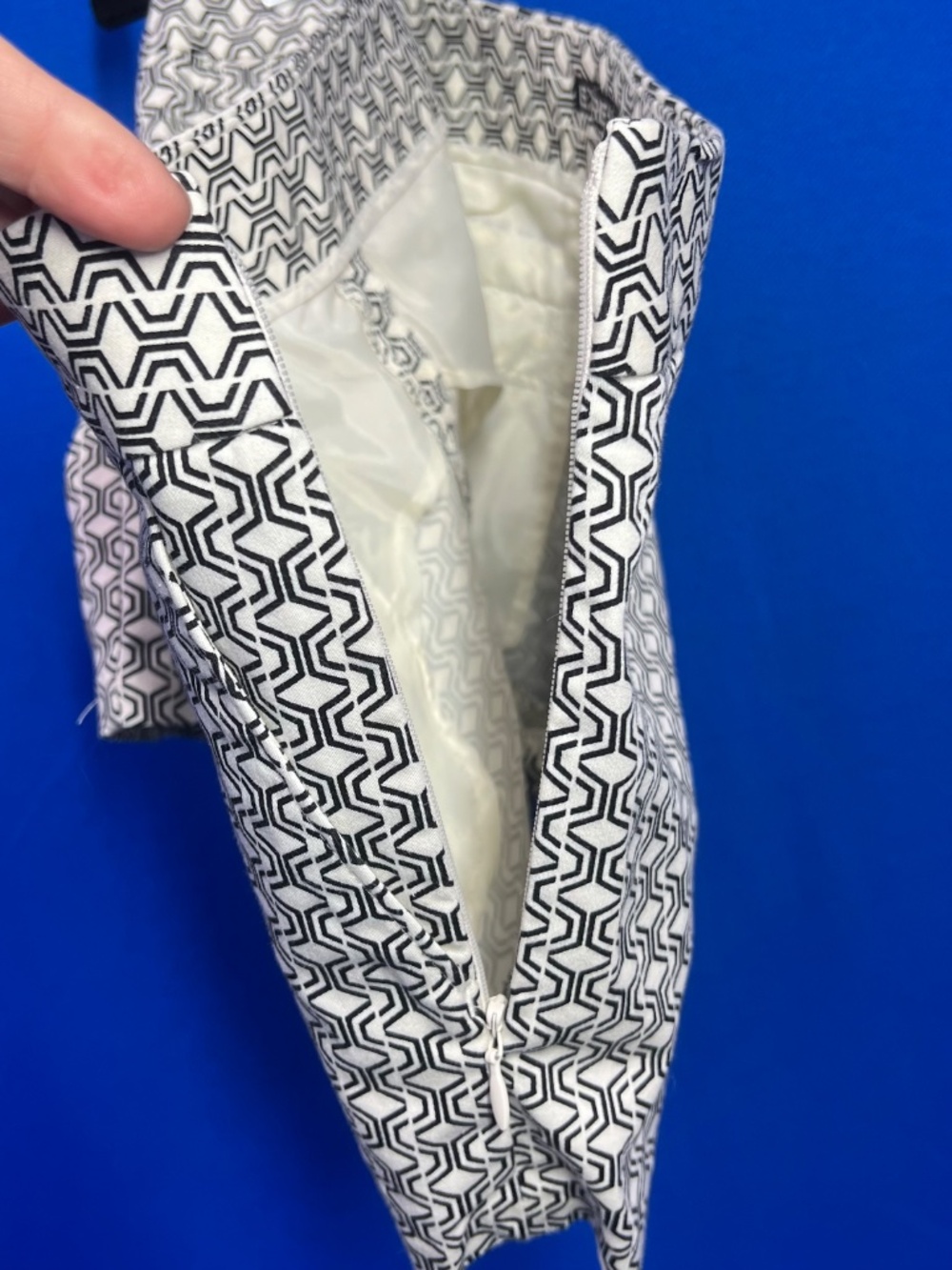 |•EXPRESS•| Black White Geometric Print Tailored Shorts Cotton Stretch Size 4 - Picture 5 of 8